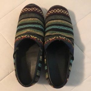 Adorable Bjorndal Ally Tapestry clogs!